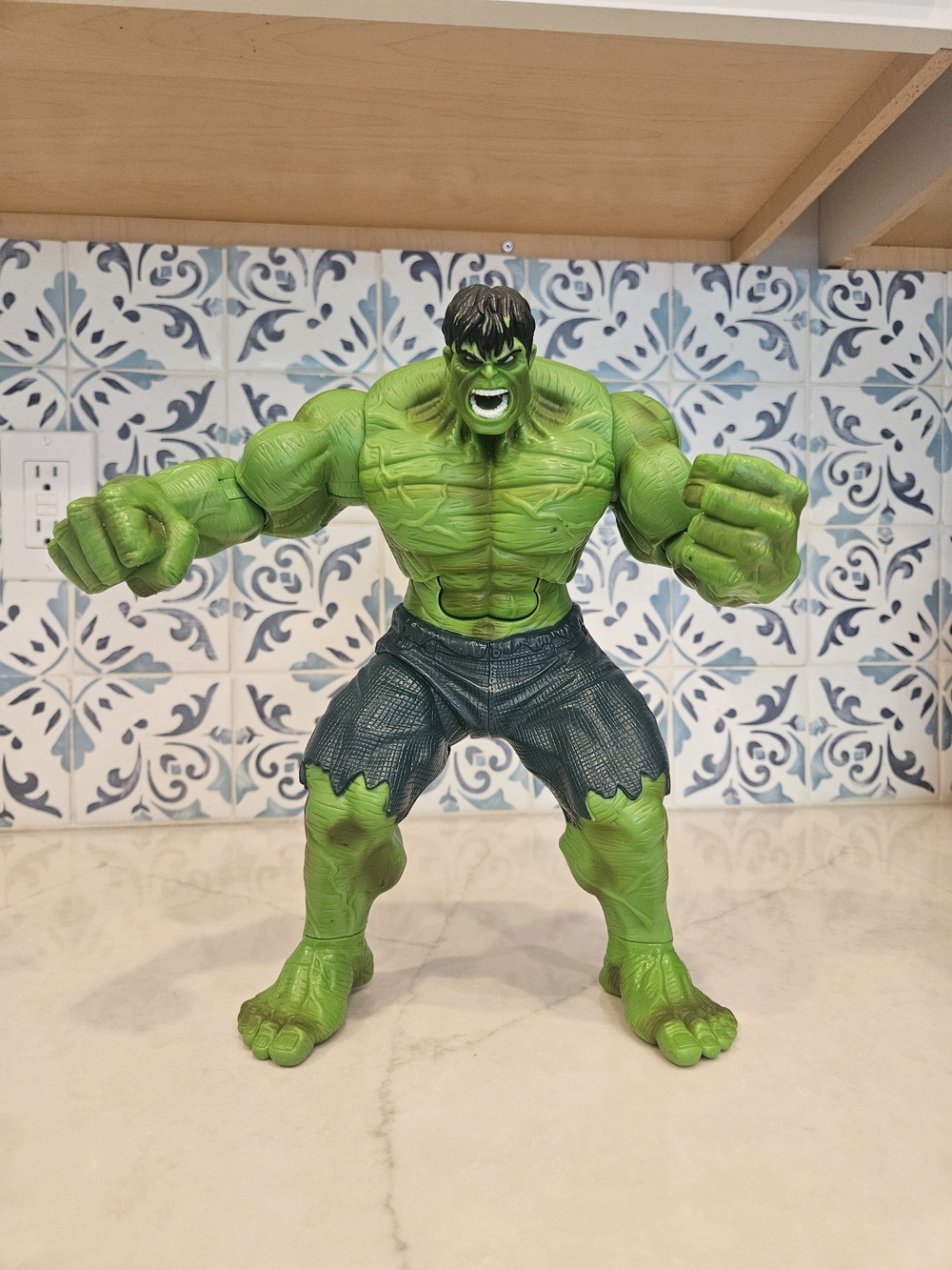 Marvel 11" The Incredible Hulk Smash N Stomp Talking Action Figure 2008